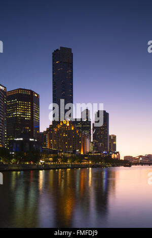 Eureka Tower e lo skyline lungo il fiume Yarra al crepuscolo, Melbourne, Victoria, Australia Foto Stock