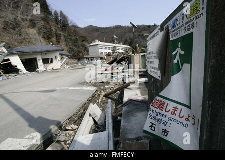 Kamaishi, nella prefettura di Iwate, Giappone. 25 mar 2011. Una vista di detriti e fango coperto al maremoto distrusse la mia città in Kamaishi il 25 marzo 2011, Giappone. Il 11 marzo 2011, il terremoto che ha colpito il Giappone con una grandezza di 9,0, la più grande della nazione è storia registrata e uno dei cinque più potente mai registrato in tutto il mondo. Entro un ora di terremoto, città che allineato la riva vennero appiattito da un enorme tsunami, causata dall'energia liberata dal terremoto. Con onde fino a quattro o cinque metri di altezza, essi si è schiantato attraverso i civili abitazioni, città e campi. (Credito Imag Foto Stock