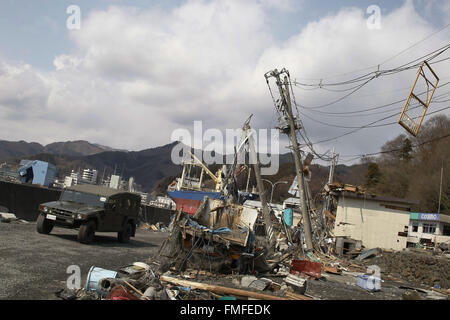 Kamaishi, nella prefettura di Iwate, Giappone. 25 mar 2011. Veicolo militare patrol intorno sui detriti e coperti di fango al maremoto distrusse la mia città in Kamaishi il 25 marzo 2011, Giappone. Il 11 marzo 2011, il terremoto che ha colpito il Giappone con una grandezza di 9,0, la più grande della nazione è storia registrata e uno dei cinque più potente mai registrato in tutto il mondo. Entro un ora di terremoto, città che allineato la riva vennero appiattito da un enorme tsunami, causata dall'energia liberata dal terremoto. Con onde fino a quattro o cinque metri di altezza, essi si è schiantato attraverso i civili abitazioni, città Foto Stock