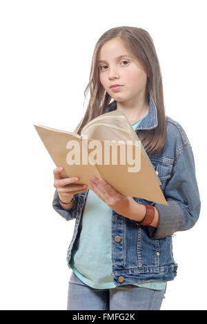 Una ragazza preteen legge un libro Foto Stock