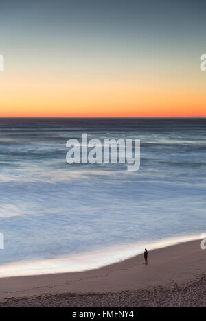 Donna sulla spiaggia di Gibson passi al tramonto, Parco Nazionale di Port Campbell, Great Ocean Road, Victoria, Australia Foto Stock