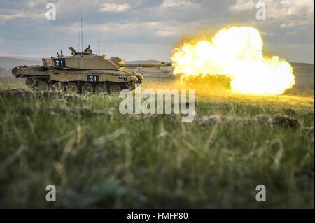 Un Challenger 2 MBT sparando come parte del Royal Welsh Battle Group durante l'esercizio Prairie fulmini. Foto Stock