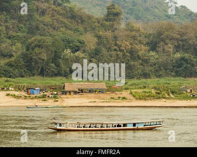 Luang Prabang, Luang Prabang, Laos. Xii Mar, 2016. Una nave passeggeri va giù il fiume Mekong vicino a Luang Prabang. Il Laos è uno dei paesi più poveri nel sud-est asiatico. Turismo e dighe idroelettriche lungo i fiumi che attraversano il paese sono alla guida della economia legale. © Jack Kurtz/ZUMA filo/Alamy Live News Foto Stock