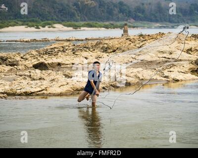 Luang Prabang, Luang Prabang, Laos. Xii Mar, 2016. Un uomo non la pesca di sussistenza nel fiume Nam Khan vicino alla sua confluenza con il fiume Mekong a Luang Prabang, Laos. Il Laos è uno dei paesi più poveri nel sud-est asiatico. Turismo e dighe idroelettriche lungo i fiumi che attraversano il paese sono alla guida della economia legale. © Jack Kurtz/ZUMA filo/Alamy Live News Foto Stock