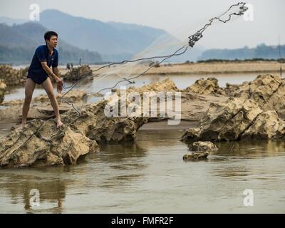 Luang Prabang, Luang Prabang, Laos. Xii Mar, 2016. Un uomo non la pesca di sussistenza nel fiume Nam Khan vicino alla sua confluenza con il fiume Mekong a Luang Prabang, Laos. Il Laos è uno dei paesi più poveri nel sud-est asiatico. Turismo e dighe idroelettriche lungo i fiumi che attraversano il paese sono alla guida della economia legale. © Jack Kurtz/ZUMA filo/Alamy Live News Foto Stock