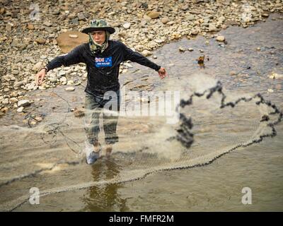 Luang Prabang, Luang Prabang, Laos. Xii Mar, 2016. Un uomo non la pesca di sussistenza nel fiume Nam Khan vicino alla sua confluenza con il fiume Mekong a Luang Prabang, Laos. Il Laos è uno dei paesi più poveri nel sud-est asiatico. Turismo e dighe idroelettriche lungo i fiumi che attraversano il paese sono alla guida della economia legale. © Jack Kurtz/ZUMA filo/Alamy Live News Foto Stock