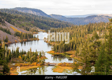 Bella cascata di colore in Twin Lago, Mammoth Lakes, California Foto Stock