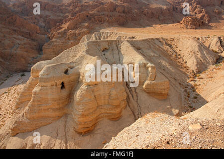 Le grotte di Qumran presso il sito archeologico nel deserto della Giudea della Cisgiordania, Israele Foto Stock