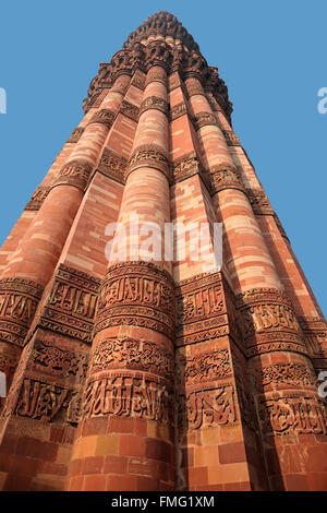 Qutub Minar pietra arenaria rossa torre (minaret) presso un sito del patrimonio mondiale, Delhi, India Foto Stock