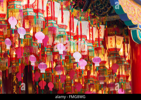 Lanterne a Wong Tai Sin Temple, Wong Tai Sin, Kowloon, Hong Kong, Cina Foto Stock