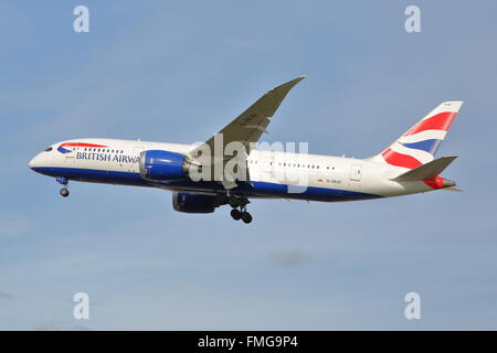 British Airways Boeing Dreamliner 787-8 G-ZBJD atterraggio all'Aeroporto Heathrow di Londra, Regno Unito Foto Stock