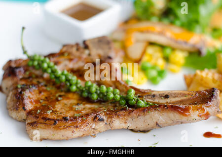 Grigliata di t-bone steak e verdure Foto Stock
