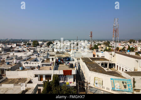 Ariel vista della città bianca di Anandpur Sahib da Gurdwara Takht Sri Kesgarh Sahib. Foto Stock