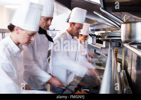 Chefs preparare il cibo in cucina Foto Stock