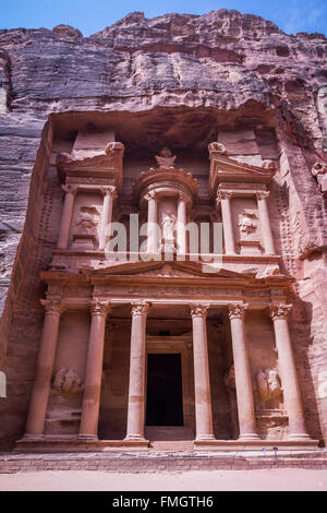 Il Ministero del Tesoro, Al Khazneh nella Red Rock rovine di Petra, Regno Hascemita di Giordania, Medio Oriente. Foto Stock