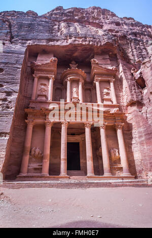 Il Ministero del Tesoro, Al Khazneh nella Red Rock rovine di Petra, Regno Hascemita di Giordania, Medio Oriente. Foto Stock