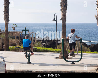 All'esterno apparato per esercizio ginnico in uso sulla fascia costiera del lungomare di Playa San Juan, Tenerife, Isole Canarie Spagna vacanze attive è sempre più popolare Foto Stock