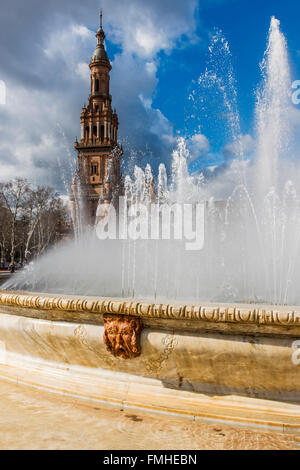 La fontana e la torre sud in Plaza de Espana, Siviglia, Andalusia, Spagna Foto Stock