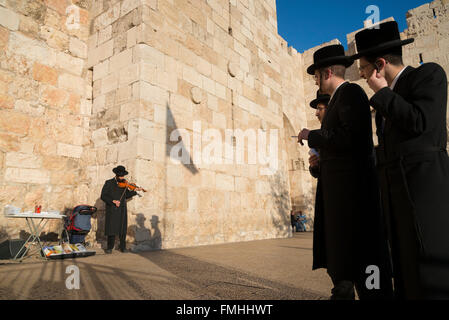 Gli ebrei ortodossi la visione di un concerto di musica klezmer fiddler. Porta di Jaffa. Gerusalemme la città vecchia. Israele. Foto Stock