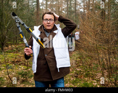 Den Dolder, Paesi Bassi. Undicesimo Mar, 2016. Il principe Constantijn, membro della famiglia reale olandese, volontariato per le persone con disabilità a un maneggio in Den Dolder, Paesi Bassi, 11 marzo 2016. Foto: piscina/EPR/Albert - NIEBOER/ - nessun filo servizio -/dpa/Alamy Live News Foto Stock