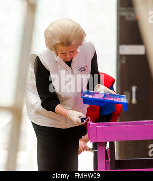 Den Dolder, Paesi Bassi. Undicesimo Mar, 2016. Princess Beatrix, membro della famiglia reale olandese, volontariato per le persone con disabilità a un maneggio in Den Dolder, Paesi Bassi, 11 marzo 2016. Foto: piscina/EPR/Albert - NIEBOER/ - nessun filo servizio -/dpa/Alamy Live News Foto Stock