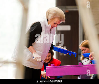 Den Dolder, Paesi Bassi. Undicesimo Mar, 2016. Princess Beatrix, membro della famiglia reale olandese, volontariato per le persone con disabilità a un maneggio in Den Dolder, Paesi Bassi, 11 marzo 2016. Foto: piscina/EPR/Albert - NIEBOER/ - nessun filo servizio -/dpa/Alamy Live News Foto Stock