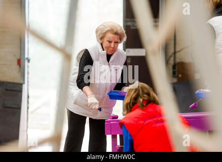 Den Dolder, Paesi Bassi. Undicesimo Mar, 2016. Princess Beatrix, membro della famiglia reale olandese, volontariato per le persone con disabilità a un maneggio in Den Dolder, Paesi Bassi, 11 marzo 2016. Foto: piscina/EPR/Albert - NIEBOER/ - nessun filo servizio -/dpa/Alamy Live News Foto Stock