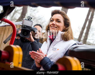 Den Dolder, Paesi Bassi. Undicesimo Mar, 2016. Princess Beatrix, membro della famiglia reale olandese, volontariato per le persone con disabilità a un maneggio in Den Dolder, Paesi Bassi, 11 marzo 2016. Foto: piscina/EPR/Albert - NIEBOER/ - nessun filo servizio -/dpa/Alamy Live News Foto Stock