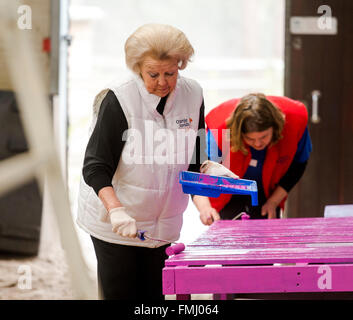 Den Dolder, Paesi Bassi. Undicesimo Mar, 2016. Princess Beatrix, membro della famiglia reale olandese, volontariato per le persone con disabilità a un maneggio in Den Dolder, Paesi Bassi, 11 marzo 2016. Foto: piscina/EPR/Albert - NIEBOER/ - nessun filo servizio -/dpa/Alamy Live News Foto Stock