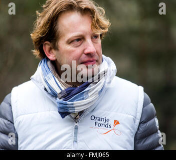 Den Dolder, Paesi Bassi. Undicesimo Mar, 2016. Il principe Floris, membro della famiglia reale olandese, volontariato per le persone con disabilità a un maneggio in Den Dolder, Paesi Bassi, 11 marzo 2016. Foto: piscina/EPR/Albert - NIEBOER/ - nessun filo servizio -/dpa/Alamy Live News Foto Stock