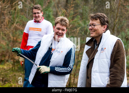 Den Dolder, Paesi Bassi. Undicesimo Mar, 2016. Il principe Constantijn, membro della famiglia reale olandese, volontariato per le persone con disabilità a un maneggio in Den Dolder, Paesi Bassi, 11 marzo 2016. Foto: piscina/EPR/Albert - NIEBOER/ - nessun filo servizio -/dpa/Alamy Live News Foto Stock