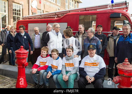 Borculo, Paesi Bassi. Undicesimo Mar, 2016. La principessa Margriet e Pieter van Vollenhoven, membri della famiglia reale olandese, volontariato presso il fuoco e stormrampmuseum in Borculo, Paesi Bassi, 11 marzo 2016. Foto: piscina/EPR/Albert - NIEBOER/ - nessun filo servizio -/dpa/Alamy Live News Foto Stock