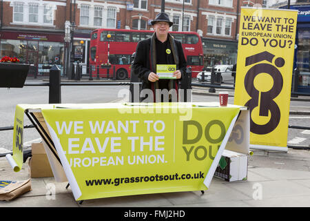 Londra, Regno Unito. Il 12 marzo 2016. Grassrouts Out - andare gli attivisti distribuivano opuscoli nel supporto di votare per un Brexit presso la Ue referendum il 23 giugno 2016 a Muswell Hill. Grassroots fuori o andare in corto è la nazionale, cross-party, campagna di grassroots per lasciare l'Unione europea. Credito: Nick Savage/Alamy Live News Foto Stock