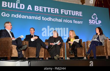 Derry. Xii Mar, 2016. Derry. Xii Mar, 2016. Lotta contro la criminalità, la costruzione di comunità sicure. Alex Attwood MLA (Giustizia portavoce) facilita una sessione SDLP con PSNI Assistant CHIEF CONSTABLE SI Kerr, Geraldine Hanna (assistenza alle vittime), Olwen Lyner (NIACRO), e il Consigliere Nichola Padre Mallon ha.SDLP conferenza di partito. © Mark inverno/Alamy Live News Credito: Mark inverno/Alamy Live News Foto Stock