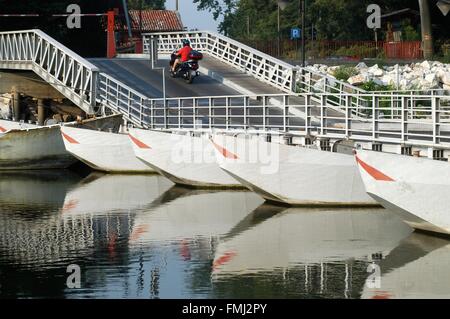 L'Italia, eccezionali acqua bassa del fiume Ticino a Bereguardo pontoon bridge Foto Stock