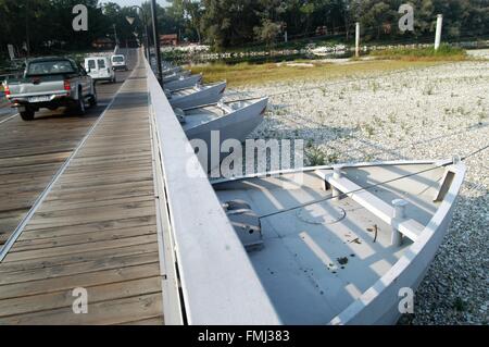 L'Italia, eccezionali acqua bassa del fiume Ticino a Bereguardo pontoon bridge Foto Stock