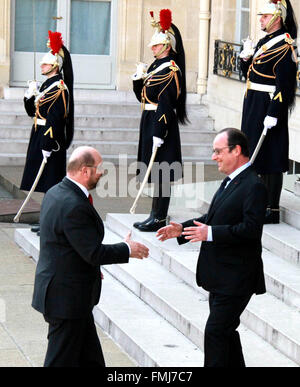 Parigi, Francia. Xii Mar, 2016. Il Presidente francese Francois Hollande (R) accoglie favorevolmente il Presidente del Parlamento europeo Martin Schulz per un incontro sociale europea leader democratico all'Elysee Palace a Parigi, Francia, 12 marzo 2016. Credito: Zheng Bin/Xinhua/Alamy Live News Foto Stock