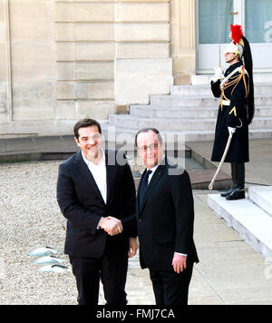 Parigi, Francia. Xii Mar, 2016. Il Presidente francese Francois Hollande (R) accoglie con favore il primo ministro greco, Alexis Tsipras per un incontro sociale europea leader democratico all'Elysee Palace a Parigi, Francia, 12 marzo 2016. Credito: Zheng Bin/Xinhua/Alamy Live News Foto Stock