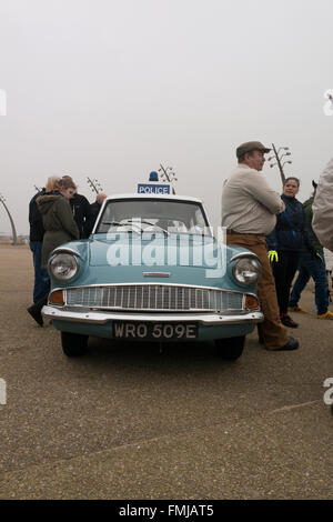 Blackpool, Regno Unito, 12 marzo 2016. Notizie di intrattenimento. L'attore David Lonsdale che riproduce il villaggio "fool' David Stockwell nella lunga serie di polizia 'Heartbeat' promuove il nuovo teatro tour basato sul programma a Blackpool commedia tappeto oggi. In posa per la fotografia con la polizia originale auto dalla Mostra David parla ai membri del pubblico a evidenziare questo nuovo teatro tour che inizia a Blackpool's Grand Theatre mercoledì 16 marzo. 2016. Il nationwide tour termina a Wolverhampton nel luglio di questo anno Credito: Gary Telford/Alamy live news Foto Stock