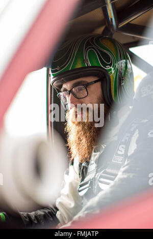 Corby, Northamptonshire, Regno Unito. Xii Mar, 2016. Racing driver appare focalizzata nella sua Toyota Corolla auto di deriva durante il Drift Matsuri a Rockingham Motor Speedway il 12 marzo 2016 in Corby, Northamptonshire, Regno Unito. Credito: Gergo Toth/Alamy Live News Foto Stock