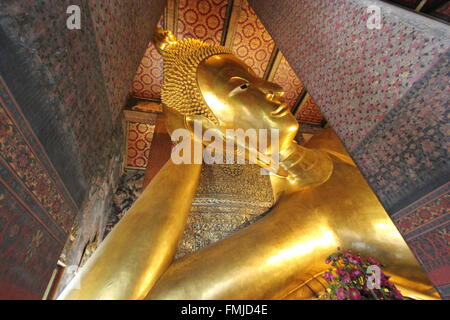 Buddha reclinato, Wat Pho, Bangkok, Thailandia Foto Stock