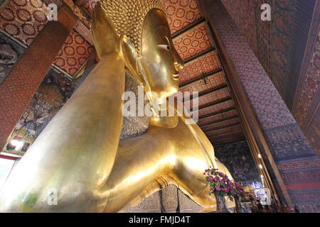 Buddha reclinato, Wat Pho, Bangkok, Thailandia Foto Stock