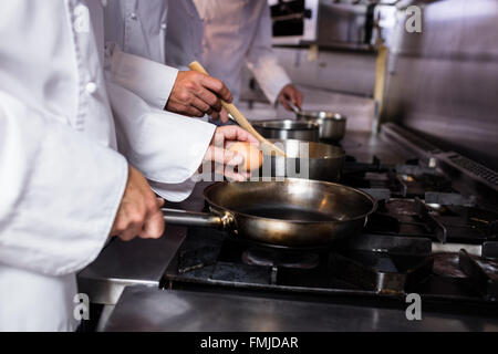 Close-up di chef preparare uovo Foto Stock