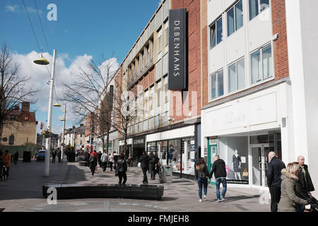 Slough Berkshire REGNO UNITO - Slough High Street area dello shopping con Debenhams in primo piano Foto Stock