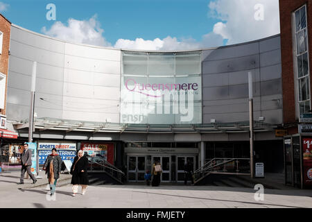 Slough Berkshire REGNO UNITO - Ingresso al Queensmere Shopping Centre in strada alta. Foto Stock