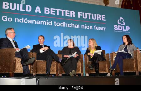 Derry, Irlanda. Xii Mar, 2016. Lotta contro la criminalità, la costruzione di comunità sicure Alex Attwood, MLA (Giustizia portavoce) facilita una sessione SDLP con PSNI Assistant CHIEF CONSTABLE SI Kerr, Geraldine Hanna (assistenza alle vittime), Olwen Lyner (NIACRO), e il Consigliere Nichola Padre Mallon ha durante il sociale e democratico partito laburista 2016 conferenza di partito a st columb's Hall di Derry o Londonderry, Irlanda. © Mark inverno/Pacific Press/Alamy Live News Foto Stock