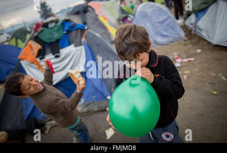 Idomeni, Grecia. Xii Mar, 2016. I rifugiati del campo profughi al confine tra la Grecia e la Macedonia, Idomeni, Grecia, 11 marzo 2016. Dal momento che il confine era chiuso, 12.500 rifugiati vivono nel campo. Foto: Kay Nietfeld/dpa Credito: dpa picture alliance/Alamy Live News Foto Stock