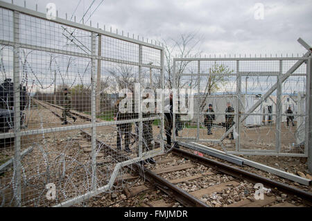 Idomeni, Grecia. Xii Mar, 2016. I rifugiati del campo profughi al confine tra la Grecia e la Macedonia, Idomeni, Grecia, 11 marzo 2016. Dal momento che il confine era chiuso, 12.500 rifugiati vivono nel campo. Foto: Kay Nietfeld/dpa Credito: dpa picture alliance/Alamy Live News Foto Stock