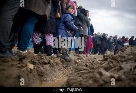 Idomeni, Grecia. Xii Mar, 2016. I rifugiati del campo profughi al confine tra la Grecia e la Macedonia, Idomeni, Grecia, 11 marzo 2016. Dal momento che il confine era chiuso, 12.500 rifugiati vivono nel campo. Foto: Kay Nietfeld/dpa Credito: dpa picture alliance/Alamy Live News Foto Stock