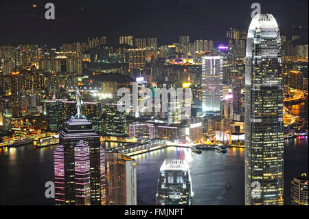 HONG KONG - Luglio 03: Cityscape di Hong Kong Island da Victoria Peak su luglio, 03, 2012. Il Victoria Harbour è famosa nel mondo fo Foto Stock